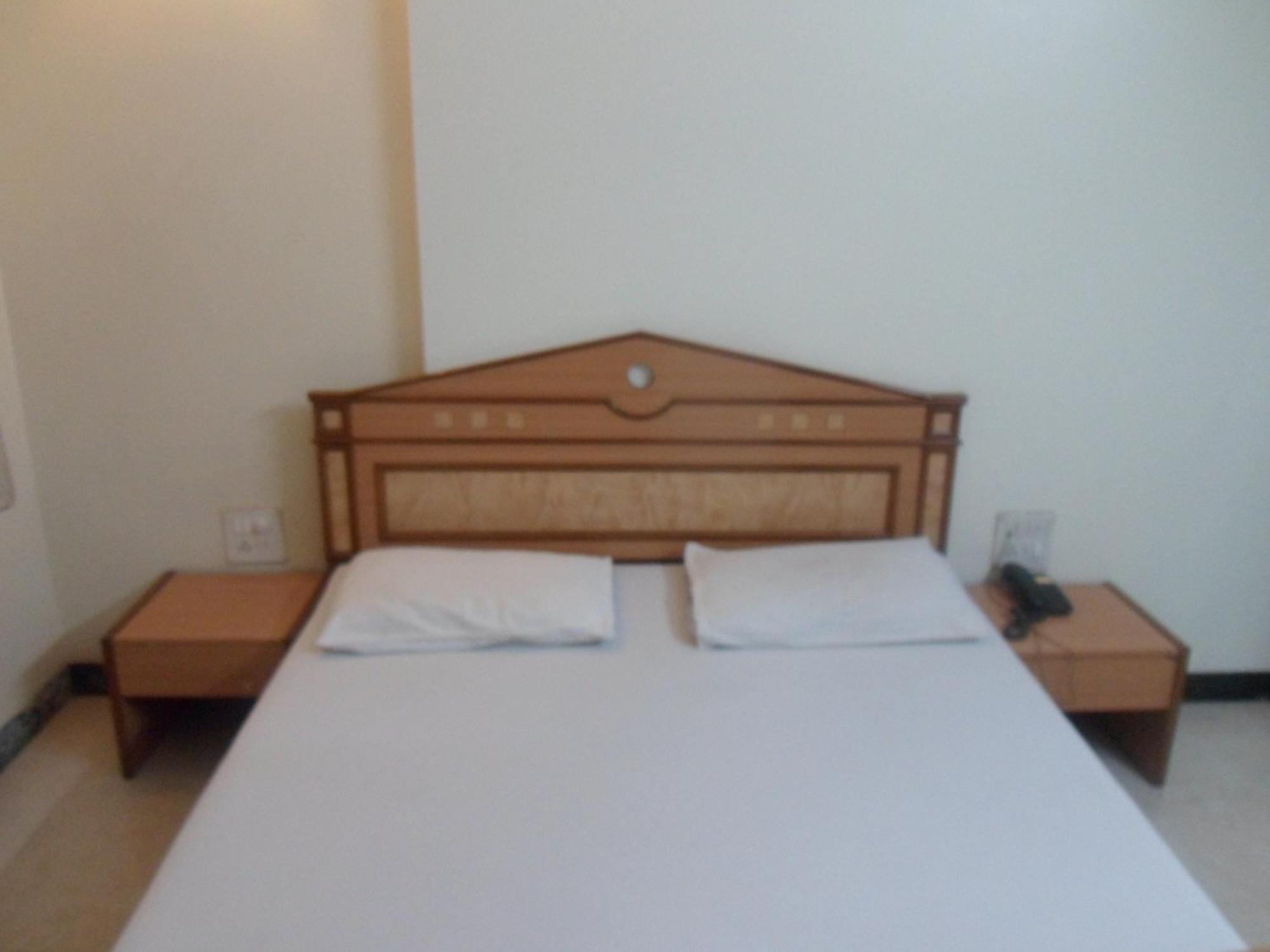 Hotel Pooja International Nášik Pokoj fotografie